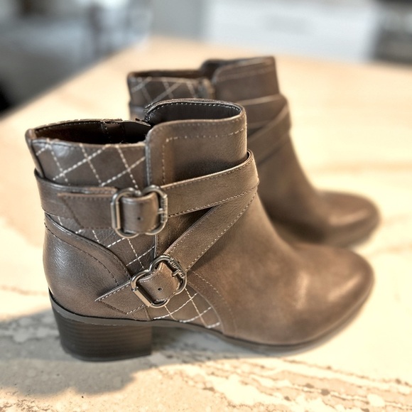 UNISA Woman’s vegan leather Zipper Boots ~ size 7 - Picture 2 of 8